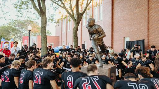 北中央大学橄榄球队队员在比赛前祈祷.